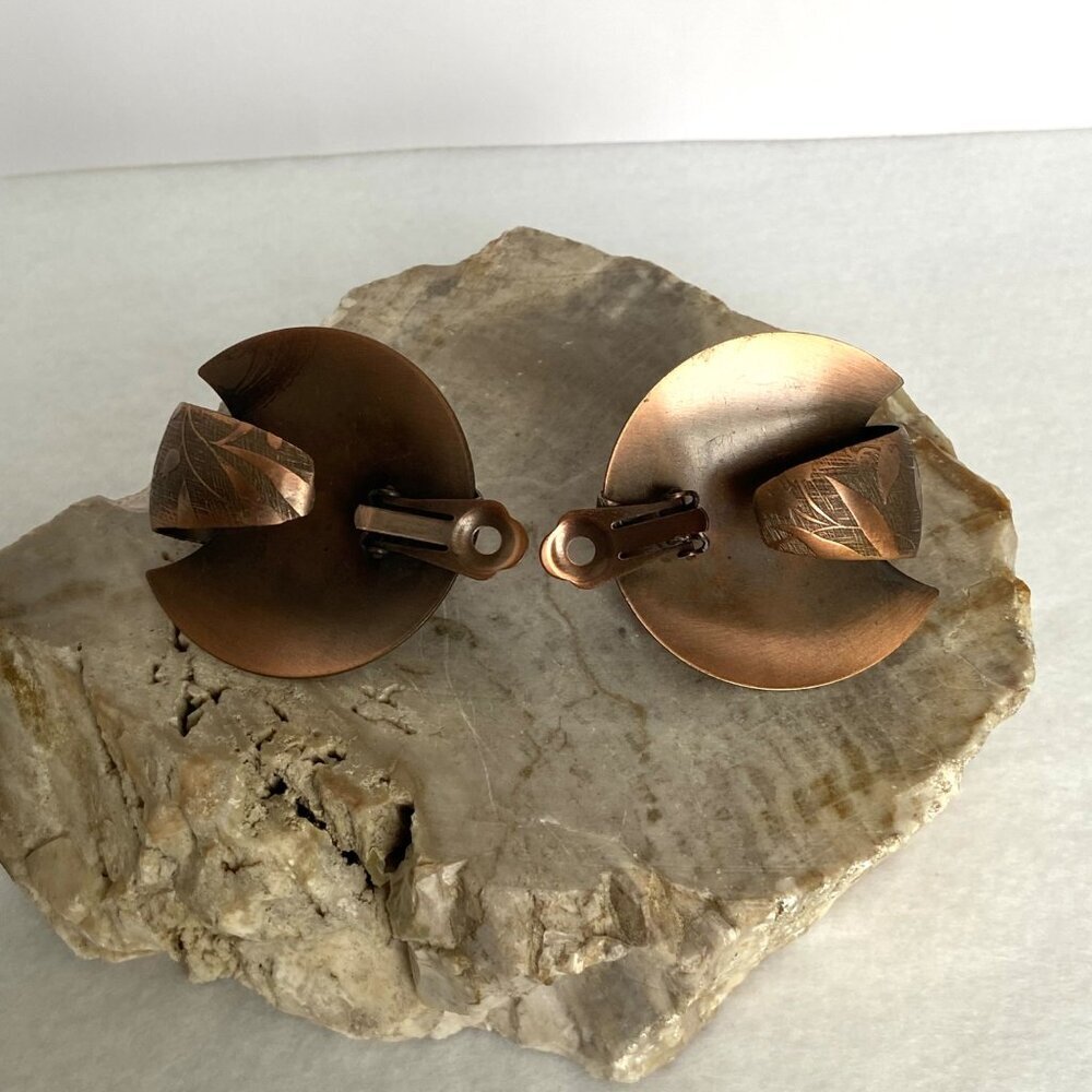 VTG Large Copper Modernist Floral Etched Geometric Bold Clip On Earrings - Picture 12 of 16